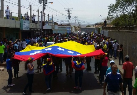 ¡El pueblo convoca, el pueblo revoca!