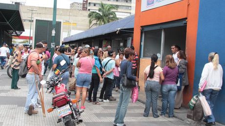 Compradores denuncian que en los supermercados no hay productos de la cesta básica