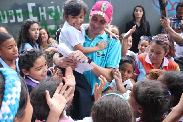 Capriles inspeccionó trabajos de reparación en escuela Gran Mariscal de Ayacucho de Petare