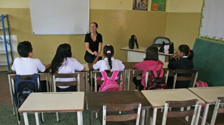 Déficit de docentes y violencia impulsan la educación alternativa