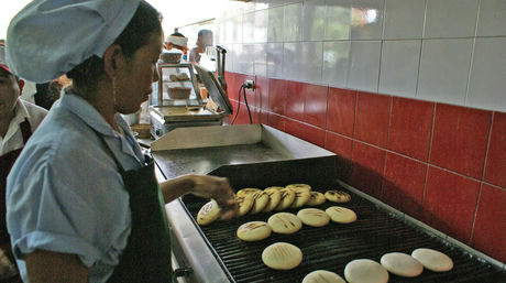 Se requieren mínimo 1.500 bolívares para desayunar en una arepera