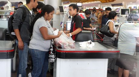 Un venezolano debe trabajar seis días para comprar una lata de atún