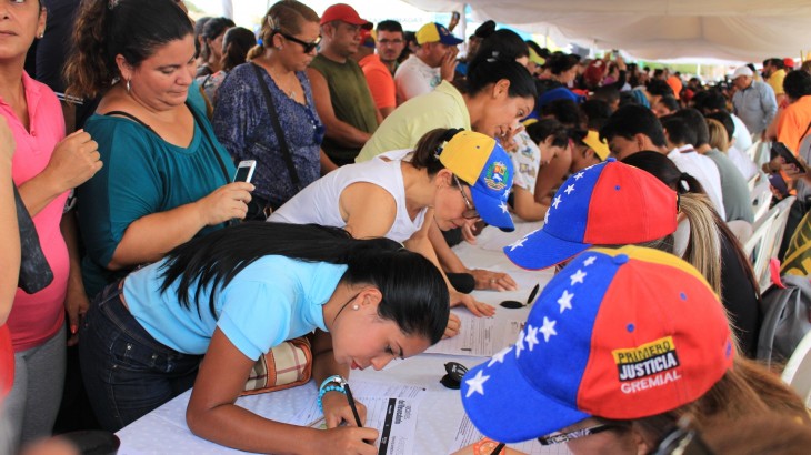 MUD: Ni a Maduro ni al PSUV compete revisar firmas