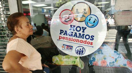 Pensionados dicen que gobierno tiene dinero para otros países y no para sus bonos