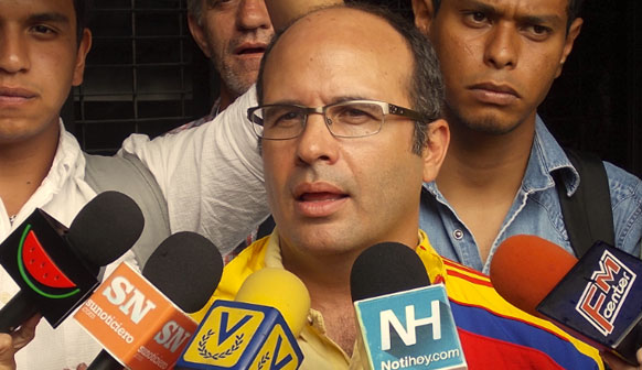 Diputado Jorge Millán denuncia que le anularon el pasaporte cuando ingresó a Venezuela