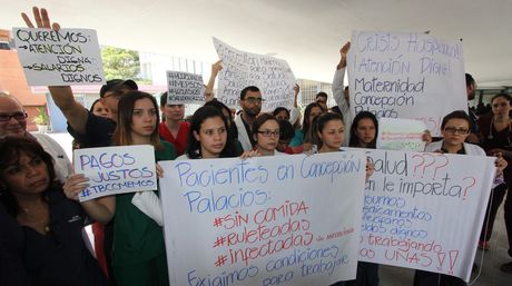 Médicos de tres hospitales protestaron por la salud