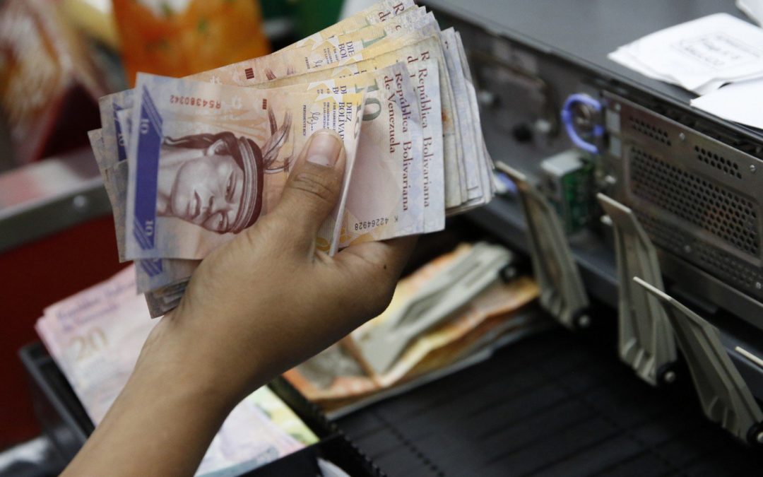 Escasean puntos bancarios y cajas registradoras con memoria fiscal