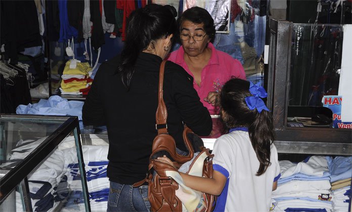 Poca materia prima para confeccionar uniformes escolares