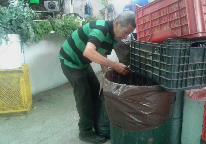 La crisis lleva a mucha gente a pedir en los mercados