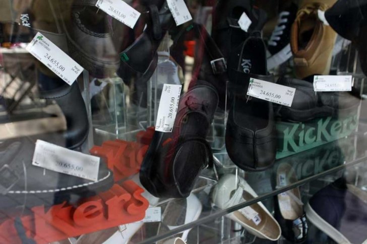 Modelos de zapatos escolares sobrepasan salario mínimo