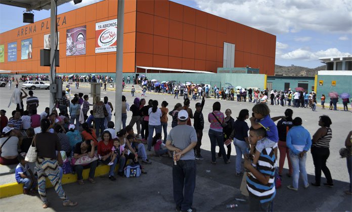 Venezolanos denuncian que lo poco que se consigue no alcanza