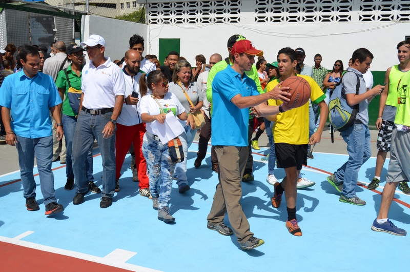 Capriles: Cada día alcanzan menos los recursos para obras comunitarias