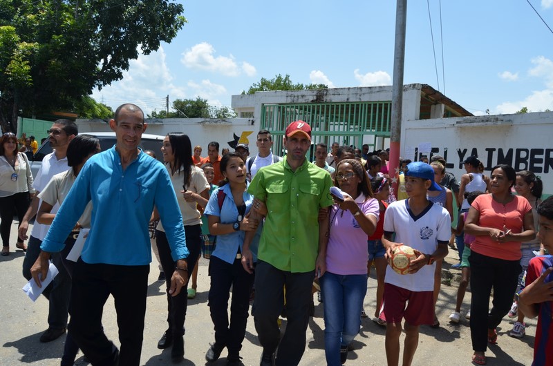 Capriles entregó recursos para reparación de siete escuelas tuyeras