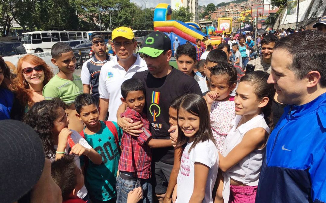 Capriles compartió con pequeños del Tuy y Petare este Día del Niño