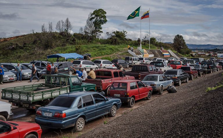 Venezolanos se ven obligados a cruzar la frontera buscando alimentos, ahora también la de Brasil