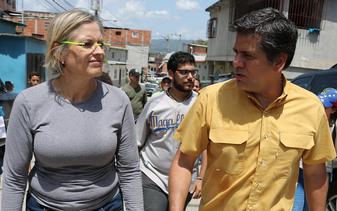 Diputados Adriana D’Elia y Rafael Guzmán pidieron a vecinos de Guarenas continuar en la lucha por el referéndum revocatorio