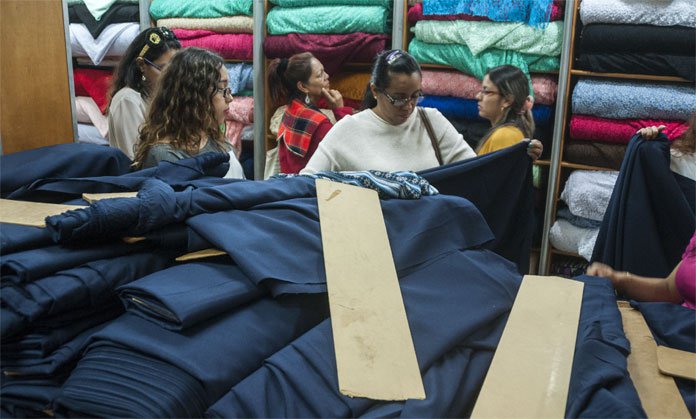 Por los altos costos venta de tela suplantó compra de uniformes hechos