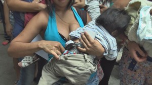 Madres venezolanas usan bolsas ante escasez de pañales