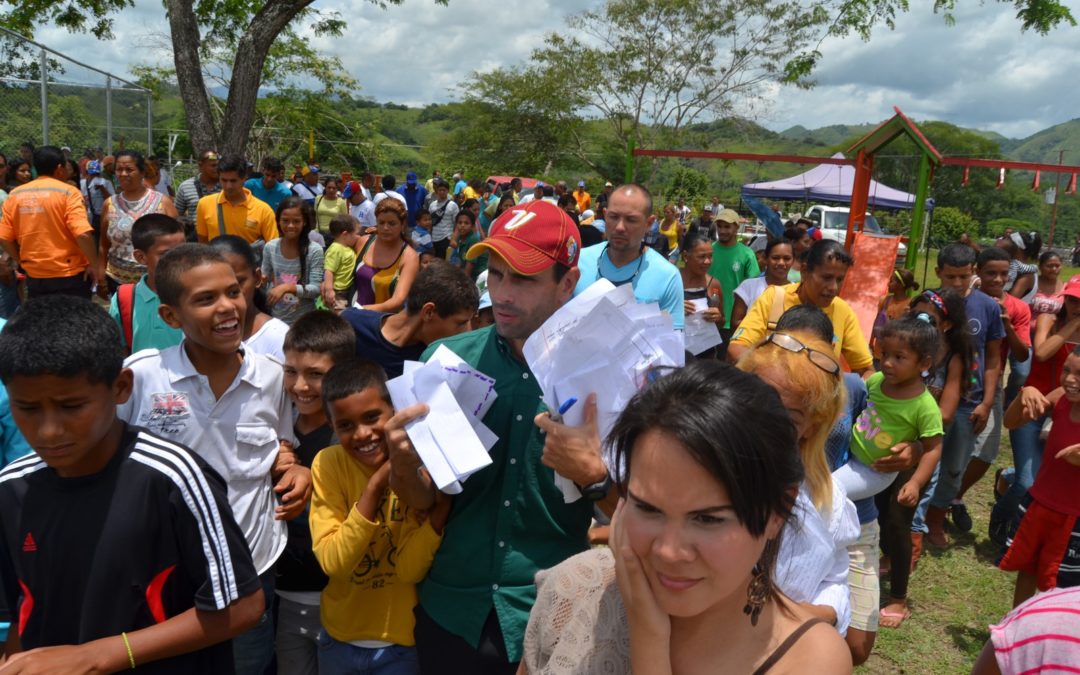 Capriles anunció construcción de escuela en Valle Marín de Cúa