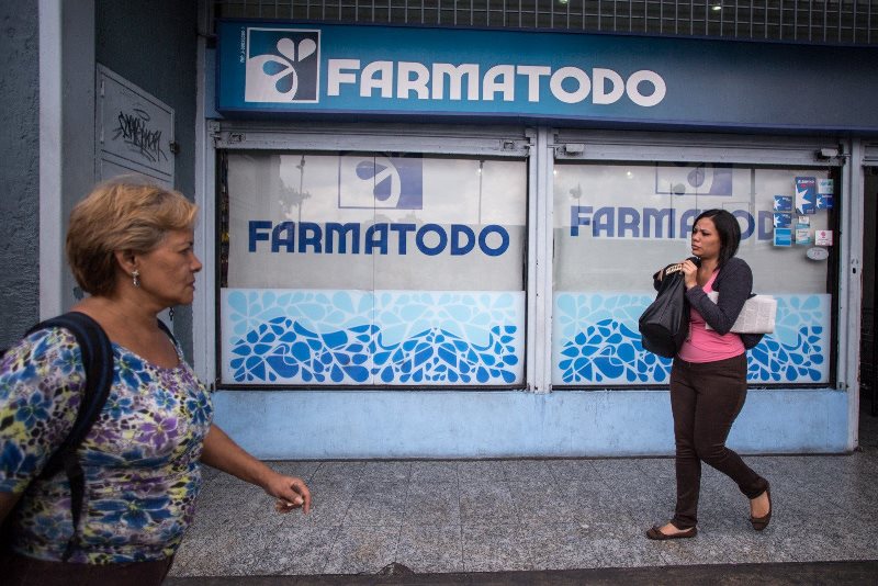 Algunas farmacias exigen llevar al enfermo para vender medicinas y pañales