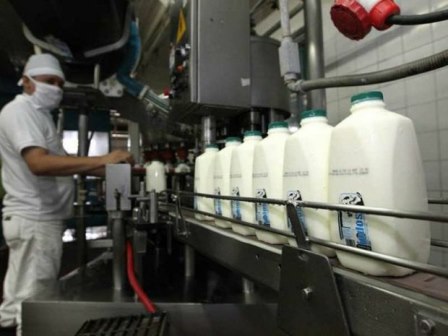 ​​Dos litros de leche líquida valen tres días y medio de salario mínimo