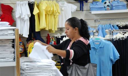 Remiendo de uniformes escolares cobra auge ante altos precios