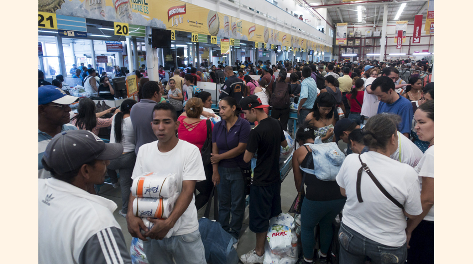 Todos los días escasean más los alimentos y aumentan más las colas