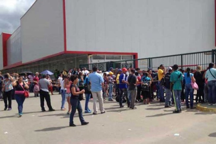 El drama de dormir en la calle para comprar comida