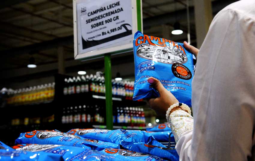 Gobierno llena anaqueles de productos importados y disimula escasez