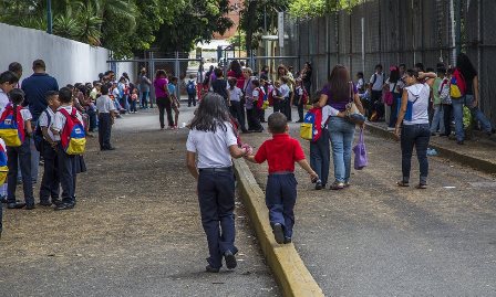 Con ropa y útiles reciclados los niños comenzaron el año escolar 2016-2017