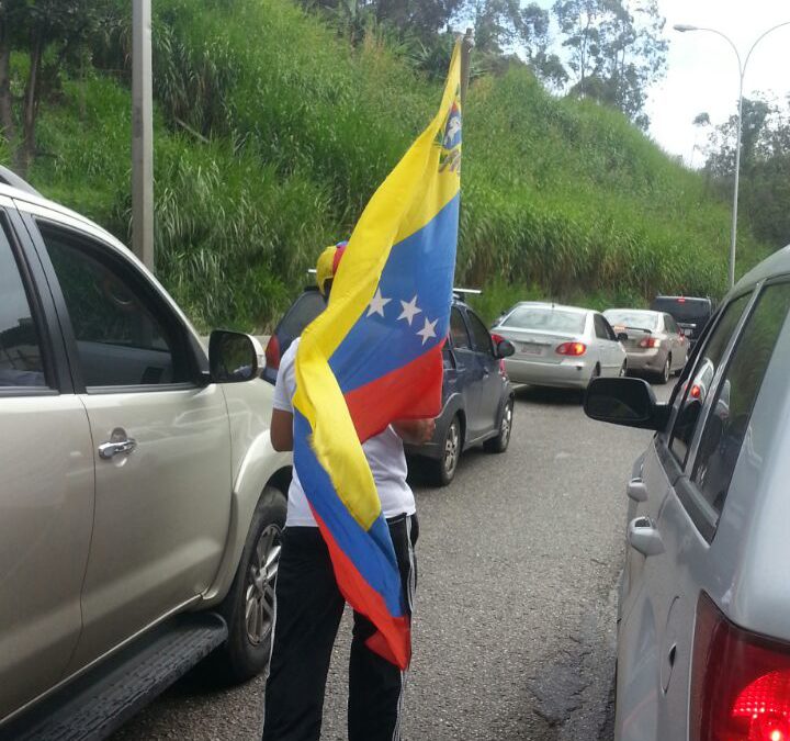 Manifestantes deciden caminar la Panamericana tras bloqueo de la GNB