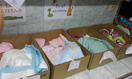 En cajas de cartón duermen los bebés en hospital de Anzoátegui