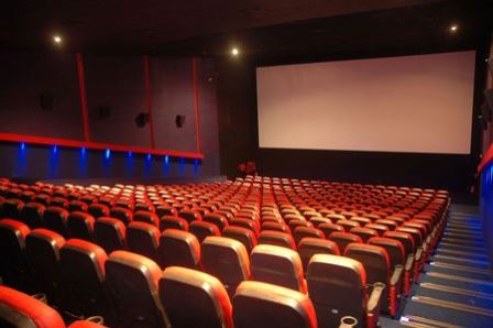 Ir al cine en familia cuesta casi la mitad de un salario mínimo mensual