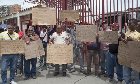 Empleados públicos venezolanos agudizan conflicto laboral con alertas de paro