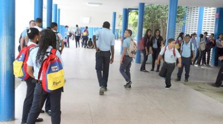 Ministerio de Educación vuelve a improvisar con una nueva propuesta curricular para bachillerato