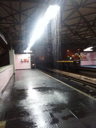 Entre buhoneros, averías y robos, esta es la situación en el Metro de Caracas