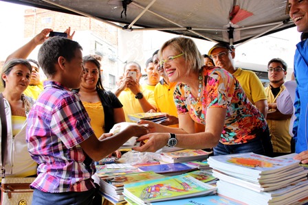 Niños de Las Minas de Baruta recibieron uniformes y útiles escolares gracias al programa “Dona un útil”