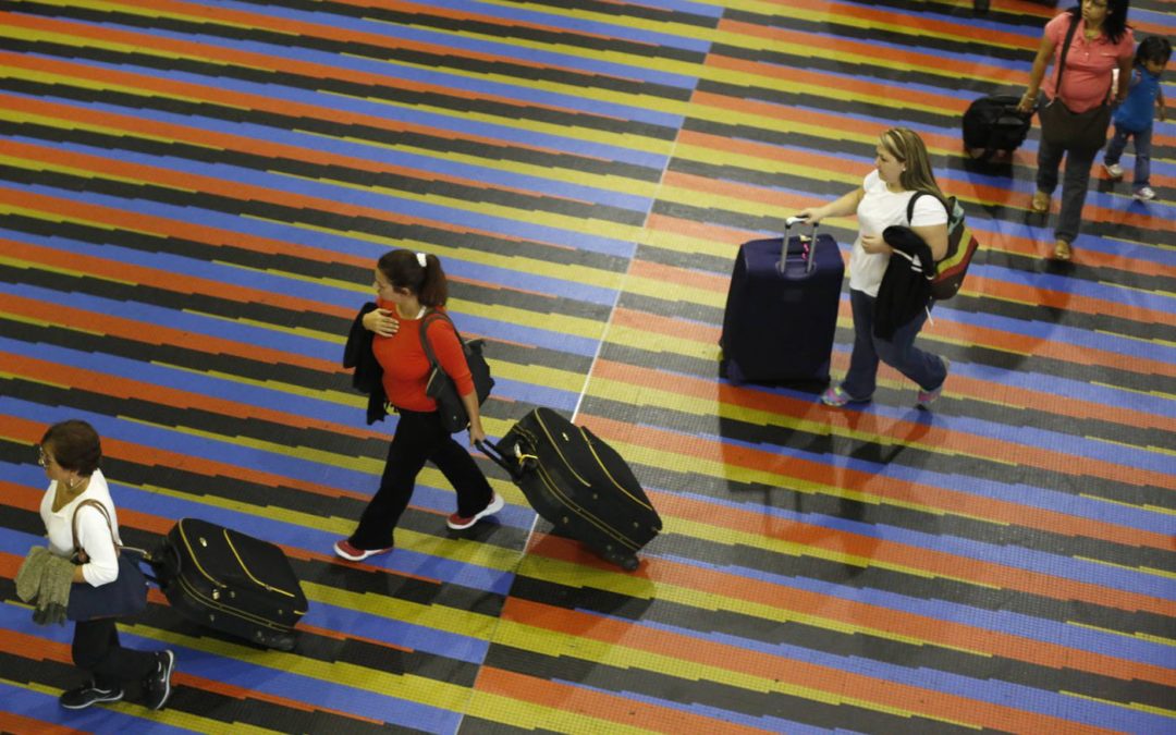 Los venezolanos sortean cada vez mayores obstáculos para comprar un pasaje aéreo