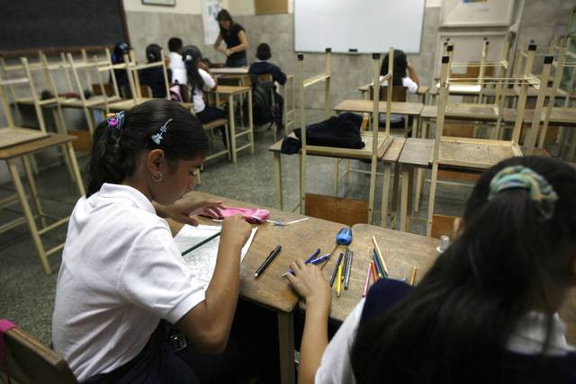 Crisis económica y conflictos laborales afectan arranque del año escolar