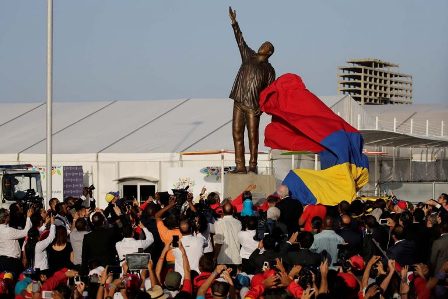 Juez deja detenidos a estudiantes que protestaron en estatua de Hugo Chávez en Nueva Esparta