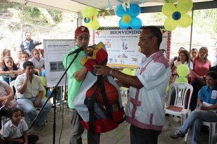 Capriles pidió a padres enviar a niños a clase aunque no tengan  útiles y uniformes completos