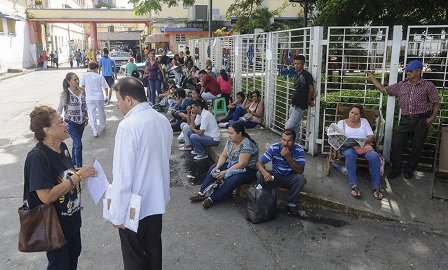 Familiares de personas hospitalizadas padecen sacrificios y penurias