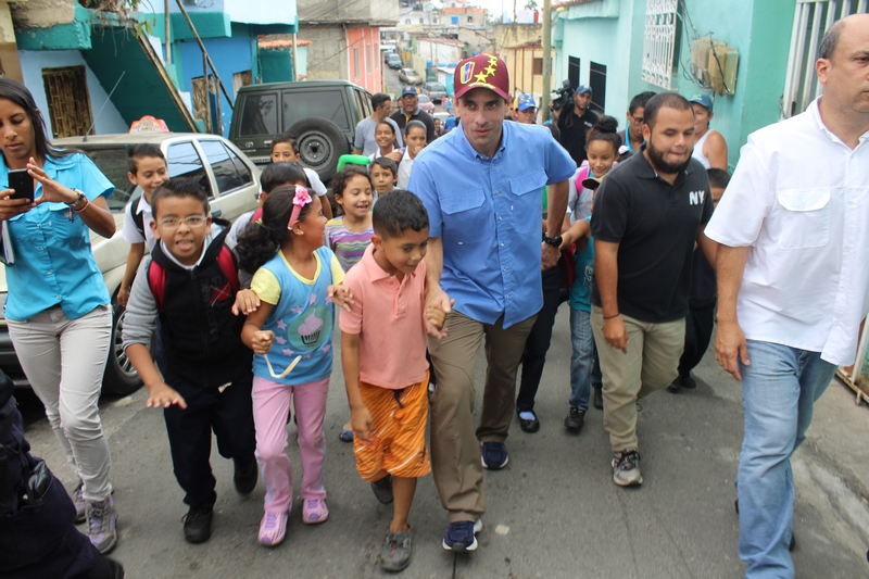 Gobernador Capriles inspeccionó reparaciones en escuela Simón Bolívar de Carrizal