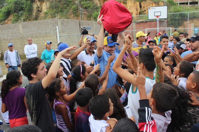 Cancha y parque infantil estrenan vecinos del sector La Esperanza en Los Teques