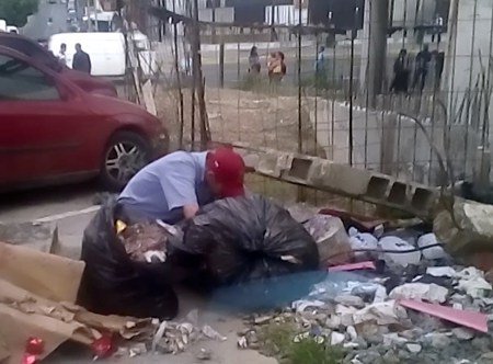 Aumenta el número de personas que busca comida entre la basura