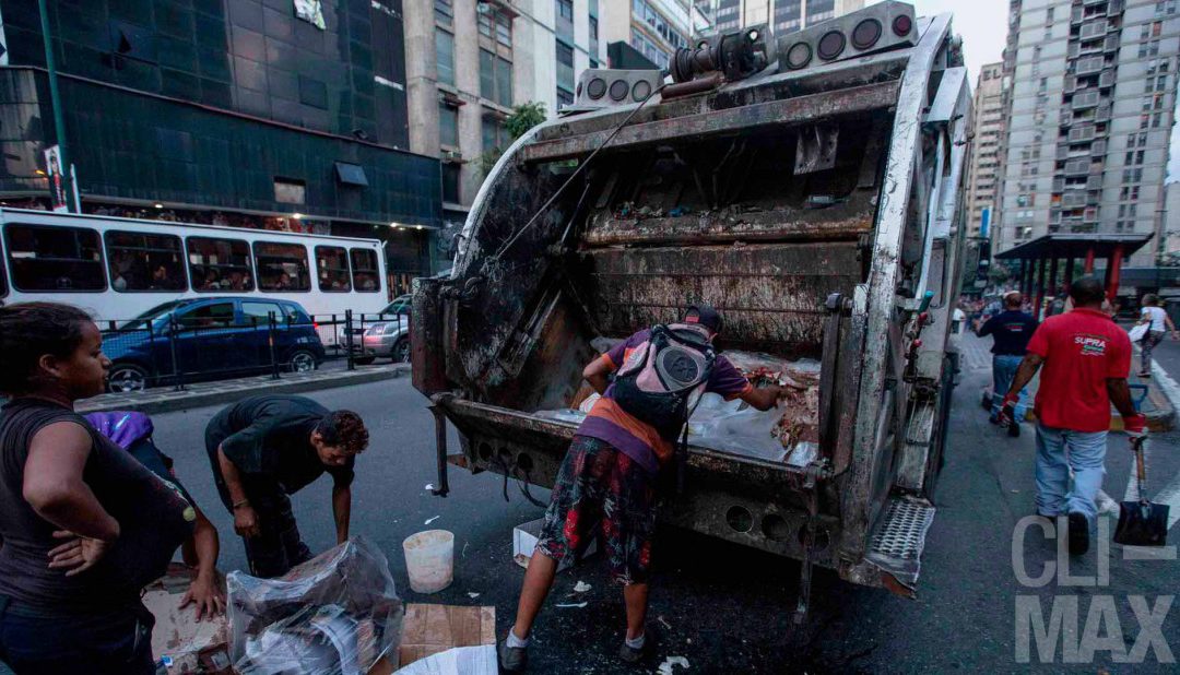 El hambre acosa a los camiones de basura