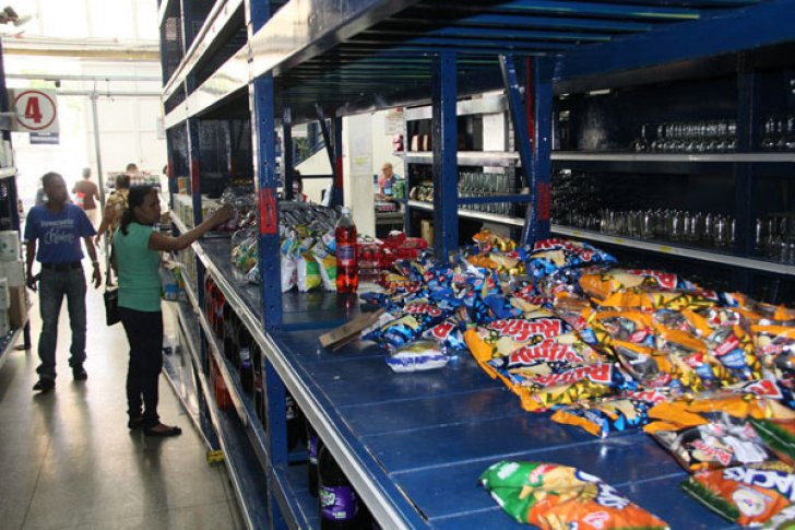 Venezolanos roban comida en los supermercados por altos precios