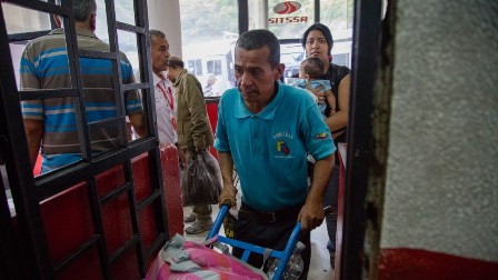 Los temporadistas llevan maletas repletas de comida en vez de ropa