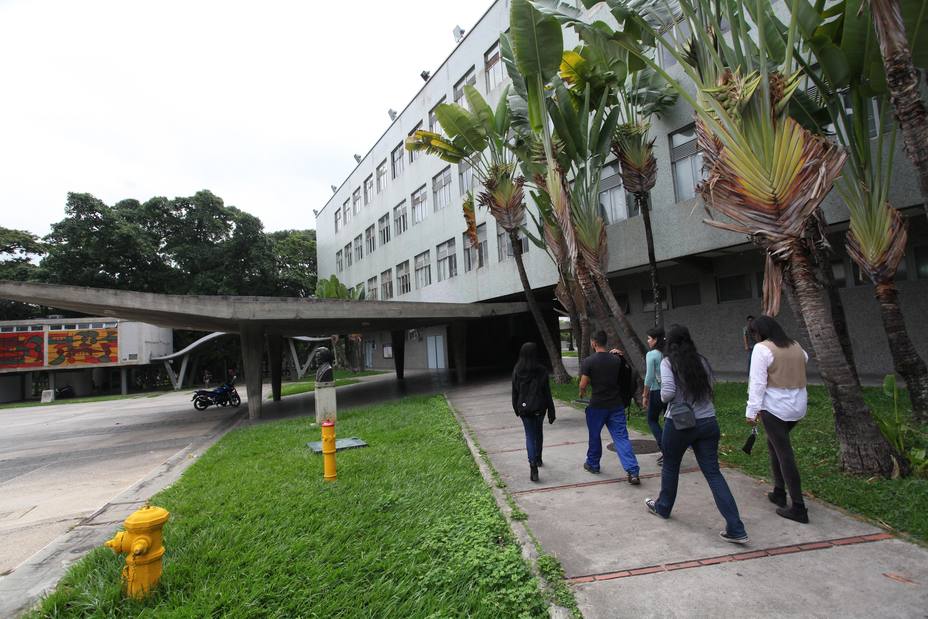 Sin ascensores, con fallas de agua y robos, así inició clases la UCV este 24Sep