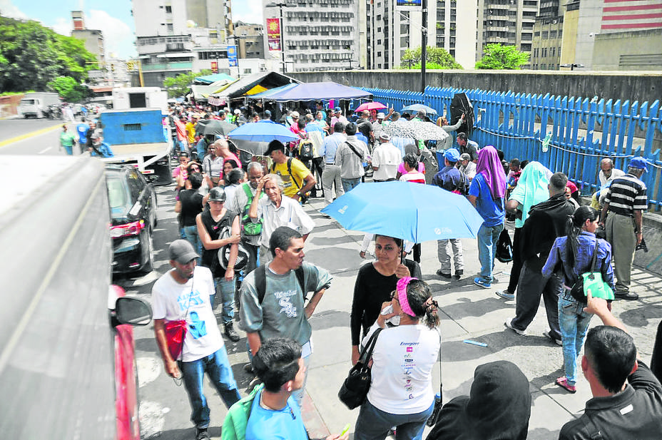 Afirman que venezolanos viven una “esquizofrenia colectiva”